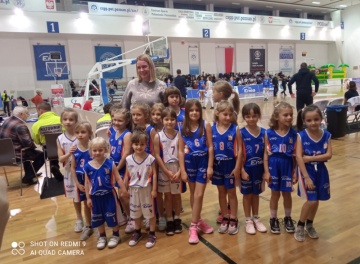 Powiększ obraz: Dziewczynki z klas sportowych na meczu Orlen Basket Ligi Kobiet